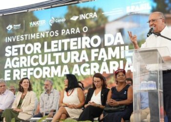 Governo federal anuncia R$ 465 milhões para fortalecer cadeia leiteira da agricultura familiar e construir fábrica de leite em pó em SP.