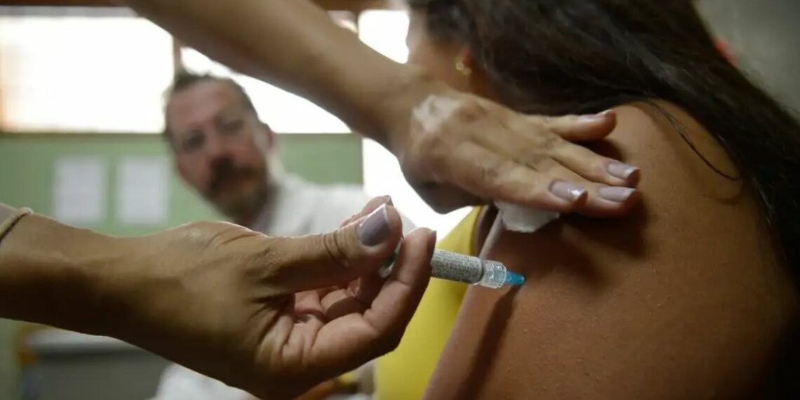 Nova norma obriga empresas a orientar trabalhadores sobre vacinação contra HPV e exames preventivos de câncer, sem prejuízo no salário.