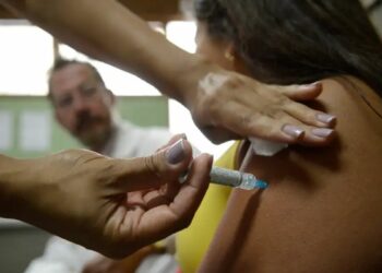 Nova norma obriga empresas a orientar trabalhadores sobre vacinação contra HPV e exames preventivos de câncer, sem prejuízo no salário.