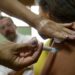 Nova norma obriga empresas a orientar trabalhadores sobre vacinação contra HPV e exames preventivos de câncer, sem prejuízo no salário.