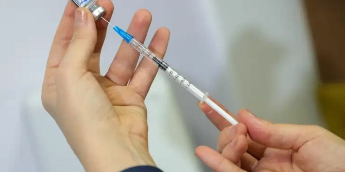 Ministério da Saúde alerta sobre fake news envolvendo a vacina da gripe, reforça sua eficácia e destaca importância da imunização na prevenção de casos graves e mortes.