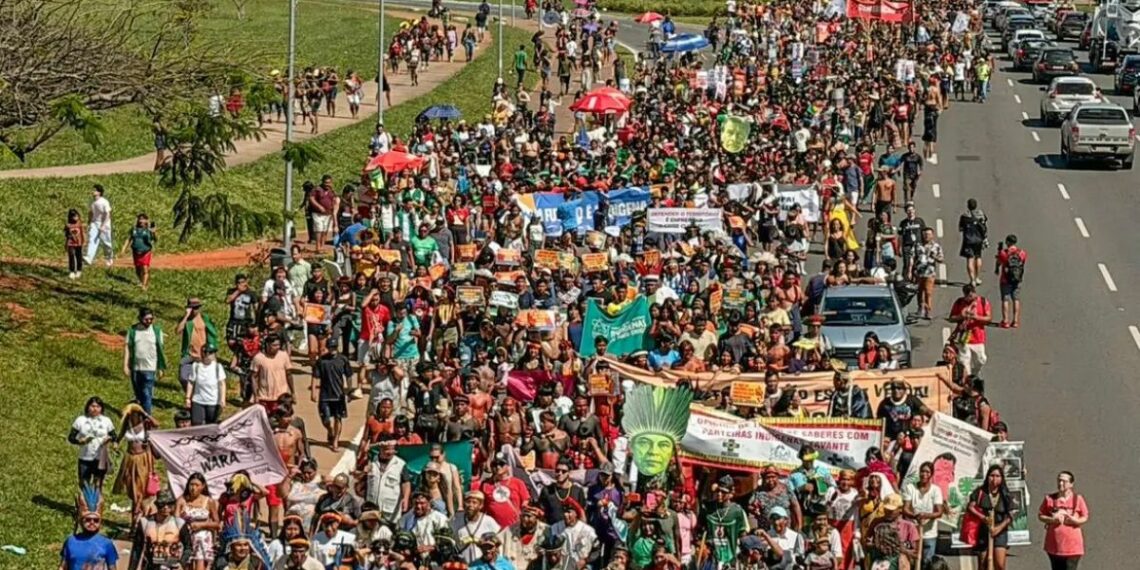Milhares de indígenas marcham em Brasília no ATL 2026 cobrando demarcação de terras, criticando o marco temporal e pressionando Congresso e governo federal.