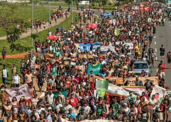 Milhares de indígenas marcham em Brasília no ATL 2026 cobrando demarcação de terras, criticando o marco temporal e pressionando Congresso e governo federal.