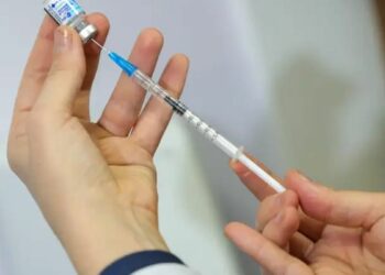 Ministério da Saúde alerta sobre fake news envolvendo a vacina da gripe, reforça sua eficácia e destaca importância da imunização na prevenção de casos graves e mortes.