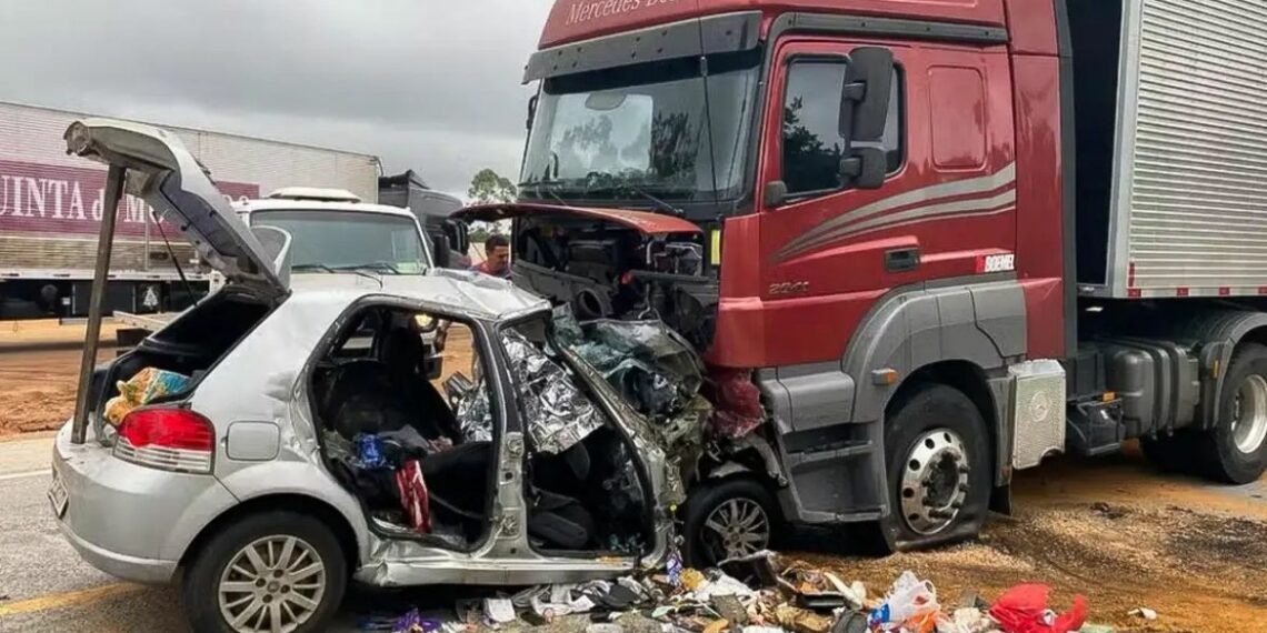 Seis pessoas da mesma família morrem em acidente na BR-251, em Salinas (MG). Colisão frontal envolveu carro e carreta.