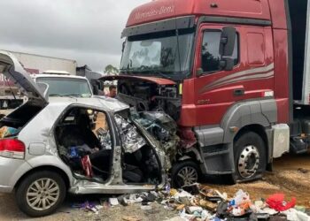 Seis pessoas da mesma família morrem em acidente na BR-251, em Salinas (MG). Colisão frontal envolveu carro e carreta.