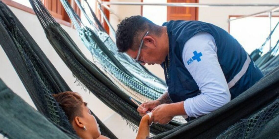 Informe do Ministério da Saúde revela queda de 80,8% nas mortes por malária e avanços no combate à desnutrição e na vacinação na Terra Indígena Yanomami desde a emergência sanitária.