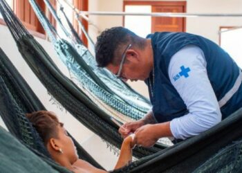 Informe do Ministério da Saúde revela queda de 80,8% nas mortes por malária e avanços no combate à desnutrição e na vacinação na Terra Indígena Yanomami desde a emergência sanitária.