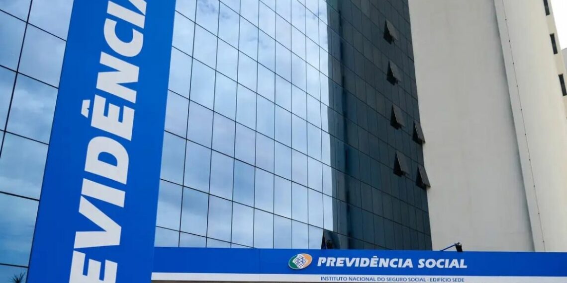 Fila do INSS registra queda de 16% em 2026. Governo anuncia programa Acelera INSS para reduzir atrasos e acelerar concessão de benefícios.