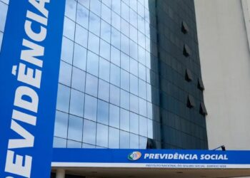 Fila do INSS registra queda de 16% em 2026. Governo anuncia programa Acelera INSS para reduzir atrasos e acelerar concessão de benefícios.