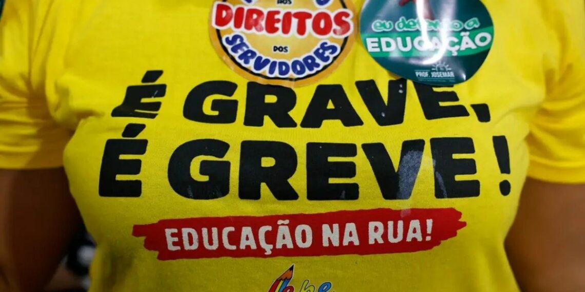 Professores e funcionários da educação do Rio de Janeiro promovem paralisação de 24 horas nesta quinta-feira (9) para reivindicar reajuste salarial e cumprimento de direitos da categoria.