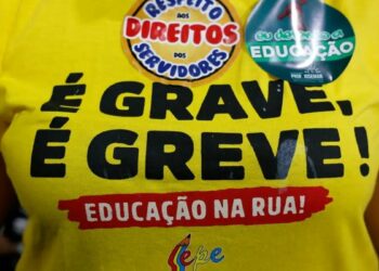 Professores e funcionários da educação do Rio de Janeiro promovem paralisação de 24 horas nesta quinta-feira (9) para reivindicar reajuste salarial e cumprimento de direitos da categoria.