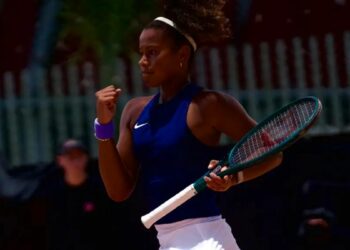 Brasil vence o México e garante vaga no playoff mundial da Billie Jean King Cup. Confrontos decisivos ocorrerão em novembro.
