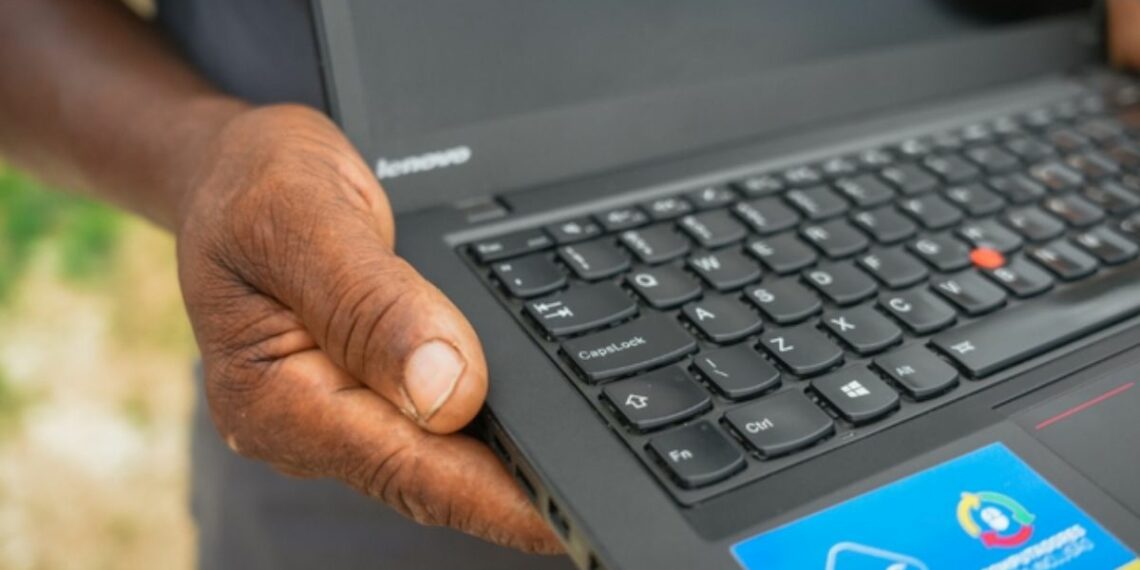 Programa Computadores para Inclusão já destinou 847 computadores a instituições que atendem pessoas com autismo, promovendo inclusão digital e social no Brasil.