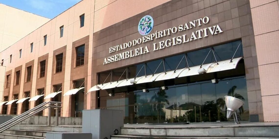 Assembleia Legislativa do ES suspende expediente nos dias 20 e 21 por ponto facultativo e feriado de Tiradentes; atendimento retorna na quarta (22).