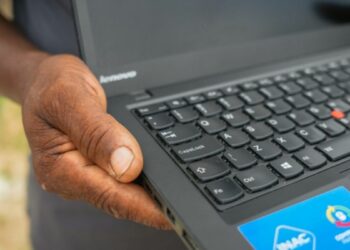 Programa Computadores para Inclusão já destinou 847 computadores a instituições que atendem pessoas com autismo, promovendo inclusão digital e social no Brasil.
