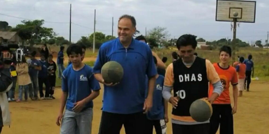 Time de Ponta Porã conquista título inédito nos Jogos Escolares Brasileiros e presta homenagem a Oscar Schmidt, referência do basquete nacional.