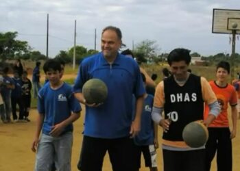 Time de Ponta Porã conquista título inédito nos Jogos Escolares Brasileiros e presta homenagem a Oscar Schmidt, referência do basquete nacional.