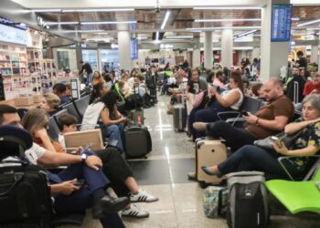 Pane técnica no Aeroporto de Congonhas suspende pousos e decolagens e afeta operações em Guarulhos e Campo de Marte. FAB investiga causas do incidente.