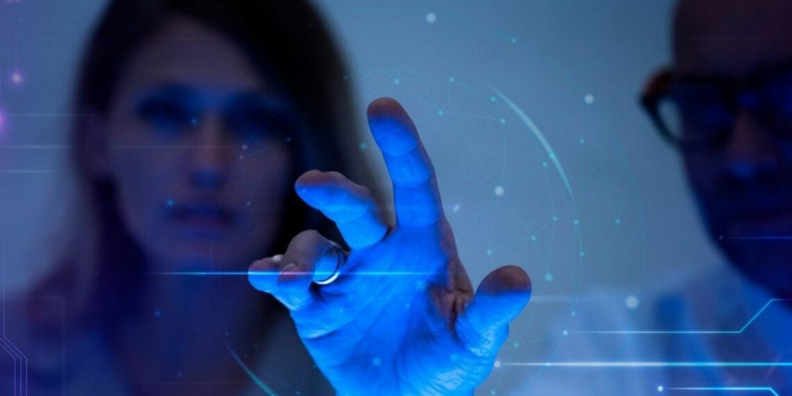 Uso de inteligência artificial impulsiona desinformação global, com crescimento de casos e impacto em eleições. Educação midiática é apontada como solução.
