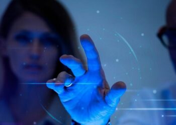 Uso de inteligência artificial impulsiona desinformação global, com crescimento de casos e impacto em eleições. Educação midiática é apontada como solução.