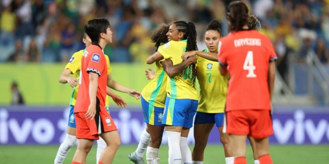 A seleção brasileira feminina venceu a Coreia do Sul por 5 a 0 na estreia do Fifa Series, em Cuiabá. Kerolin brilhou e participou de três gols da Amarelinha.