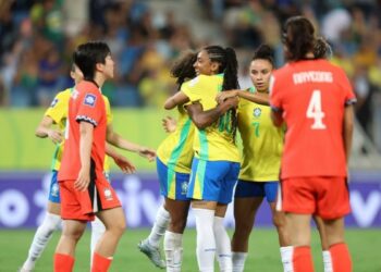 A seleção brasileira feminina venceu a Coreia do Sul por 5 a 0 na estreia do Fifa Series, em Cuiabá. Kerolin brilhou e participou de três gols da Amarelinha.