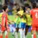 A seleção brasileira feminina venceu a Coreia do Sul por 5 a 0 na estreia do Fifa Series, em Cuiabá. Kerolin brilhou e participou de três gols da Amarelinha.