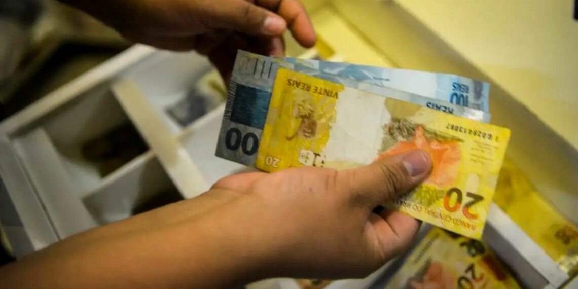 Projeto da LDO de 2027 prevê salário mínimo de R$ 1.717, com reajuste de 5,92%. Projeções indicam novos aumentos até 2030, conforme inflação e crescimento econômico.