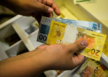 Projeto da LDO de 2027 prevê salário mínimo de R$ 1.717, com reajuste de 5,92%. Projeções indicam novos aumentos até 2030, conforme inflação e crescimento econômico.