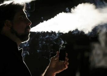 Inca, Fiocruz e instituições de pesquisa desenvolvem carta com recomendações para estudos sobre cigarros eletrônicos e vapes, visando fortalecer políticas públicas de saúde no Brasil.