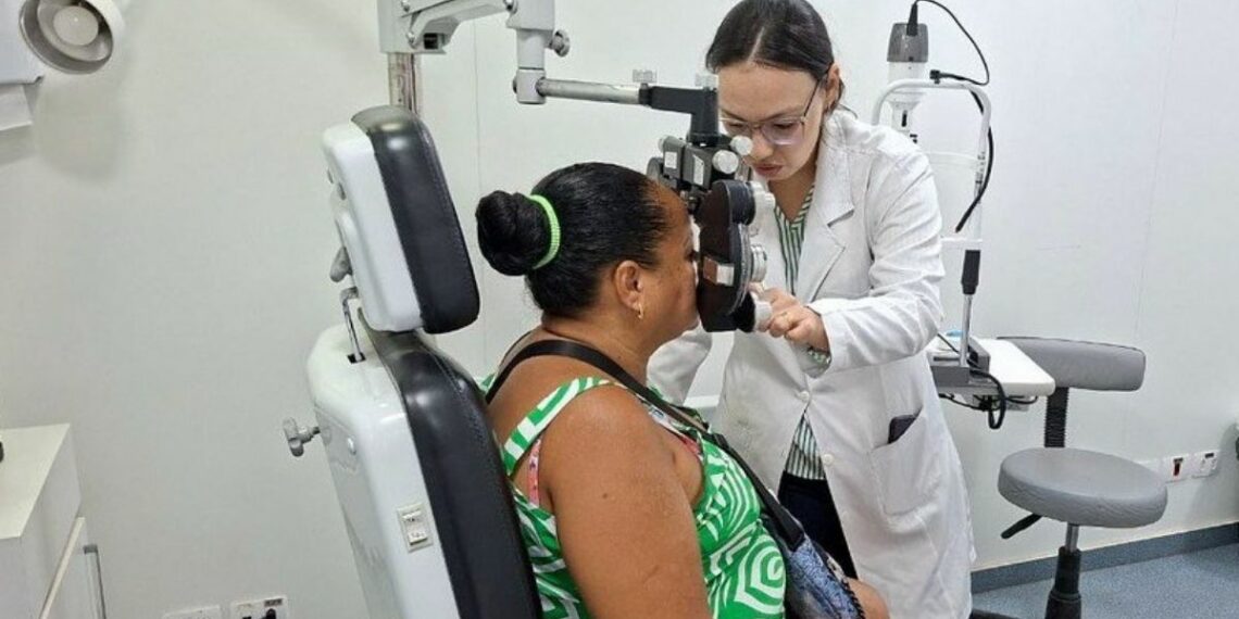 Ação itinerante em oftalmologia realiza 1.650 consultas em Marataízes para reduzir filas e facilitar acesso da população a serviços especializados.