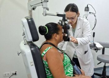Ação itinerante em oftalmologia realiza 1.650 consultas em Marataízes para reduzir filas e facilitar acesso da população a serviços especializados.