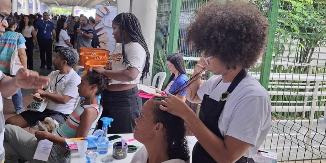 Mutirão PopRuaJud em Vitória oferece serviços à população em situação de rua com apoio da SEDH e participação de jovens dos CRJs.