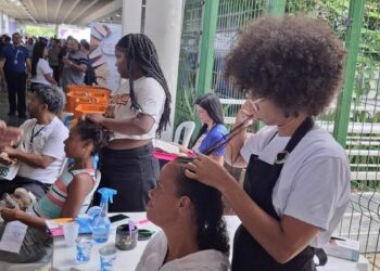 Mutirão PopRuaJud em Vitória oferece serviços à população em situação de rua com apoio da SEDH e participação de jovens dos CRJs.