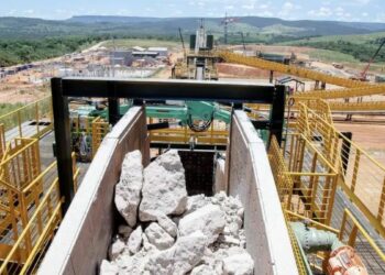 Entenda o que são terras raras, minerais estratégicos e críticos, e por que o Brasil ganha destaque na disputa global por esses recursos.
