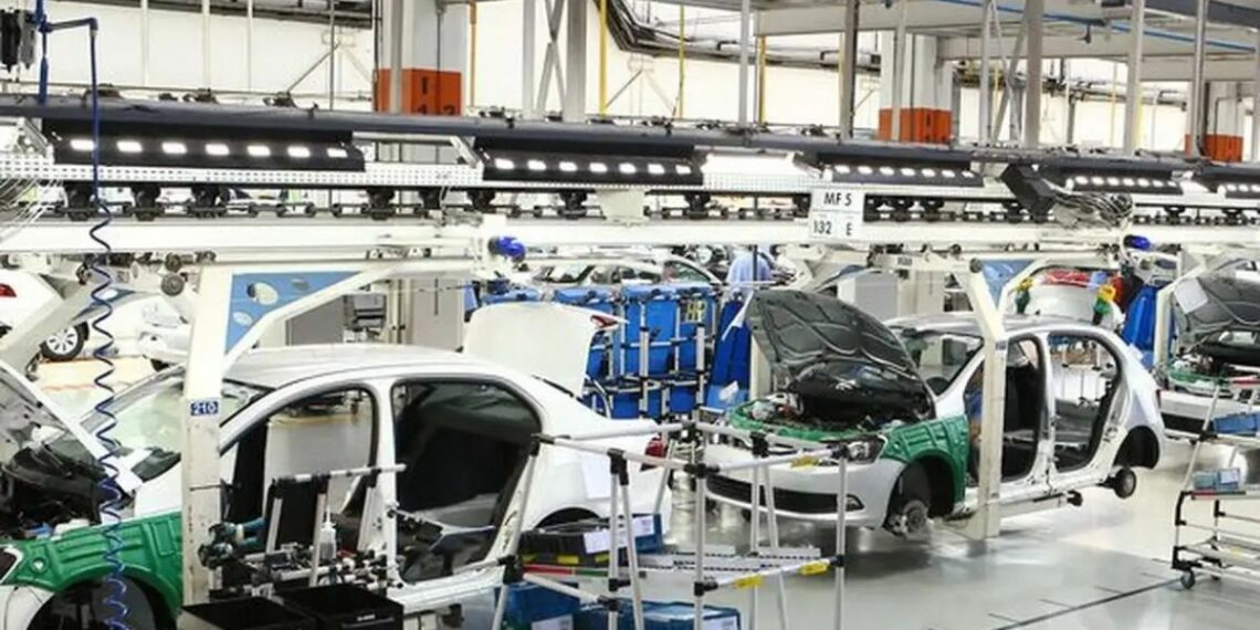 Produção industrial brasileira cresce 0,9% em fevereiro e acumula alta de 3% em 2026, com destaque para setor automotivo, segundo o IBGE.