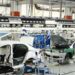 Produção industrial brasileira cresce 0,9% em fevereiro e acumula alta de 3% em 2026, com destaque para setor automotivo, segundo o IBGE.