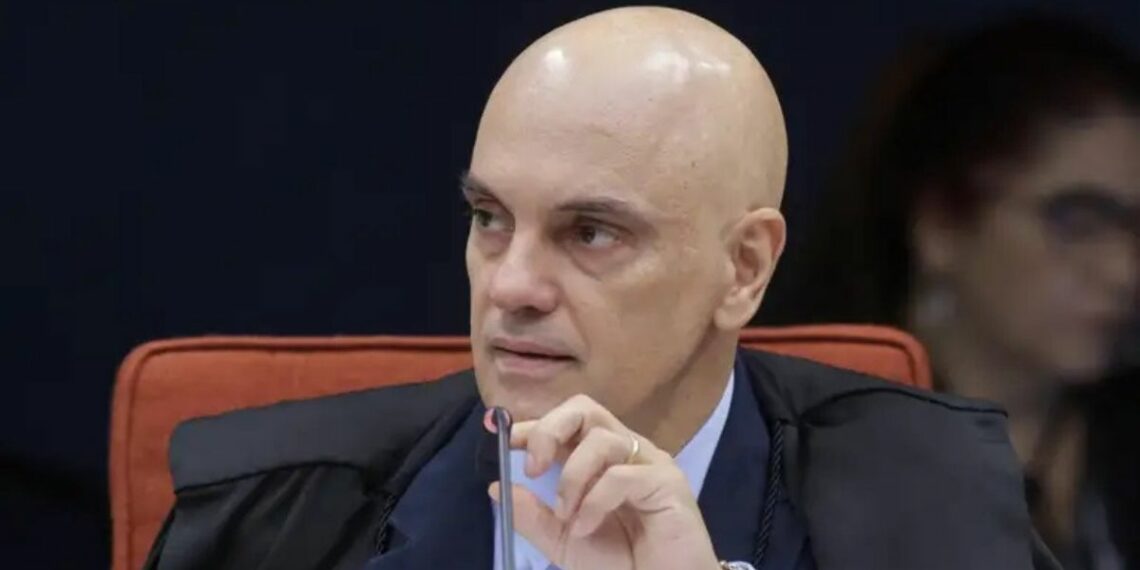 O ministro Alexandre de Moraes, do STF, determinou a prisão definitiva de sete condenados por participação em ações de desinformação relacionadas à tentativa de golpe em 2022.