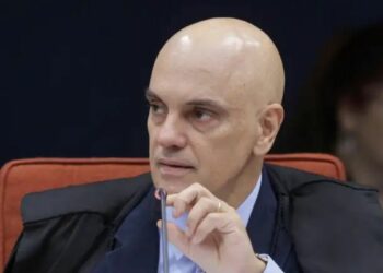 O ministro Alexandre de Moraes, do STF, determinou a prisão definitiva de sete condenados por participação em ações de desinformação relacionadas à tentativa de golpe em 2022.