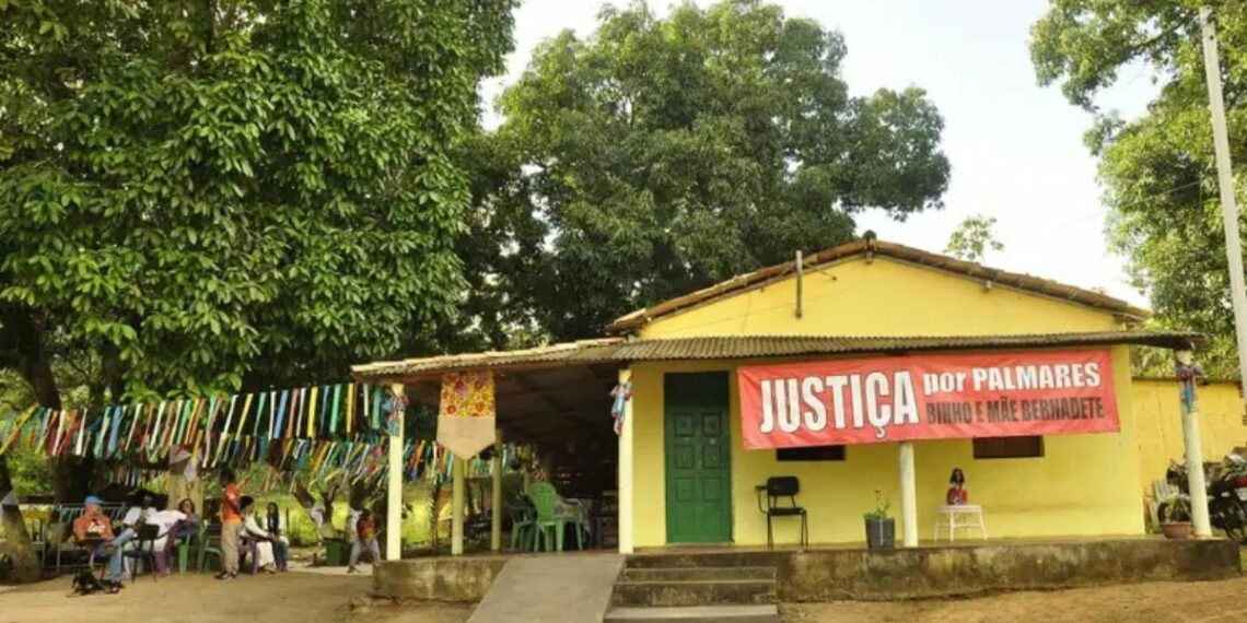Julgamento dos acusados pela morte da líder quilombola Mãe Bernadete é retomado em Salvador. Crime ocorreu em 2023 e teve grande repercussão nacional.