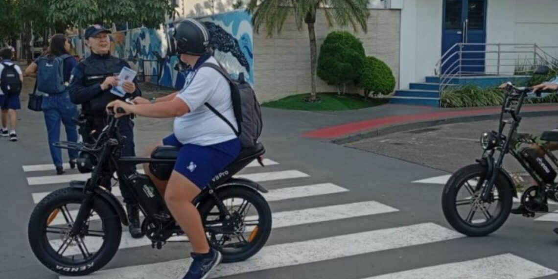 Guarda Civil Municipal de Vitória reforça ações educativas sobre o uso responsável de bicicletas elétricas e modais individuais, promovendo segurança no trânsito e mobilidade sustentável.