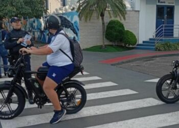 Guarda Civil Municipal de Vitória reforça ações educativas sobre o uso responsável de bicicletas elétricas e modais individuais, promovendo segurança no trânsito e mobilidade sustentável.