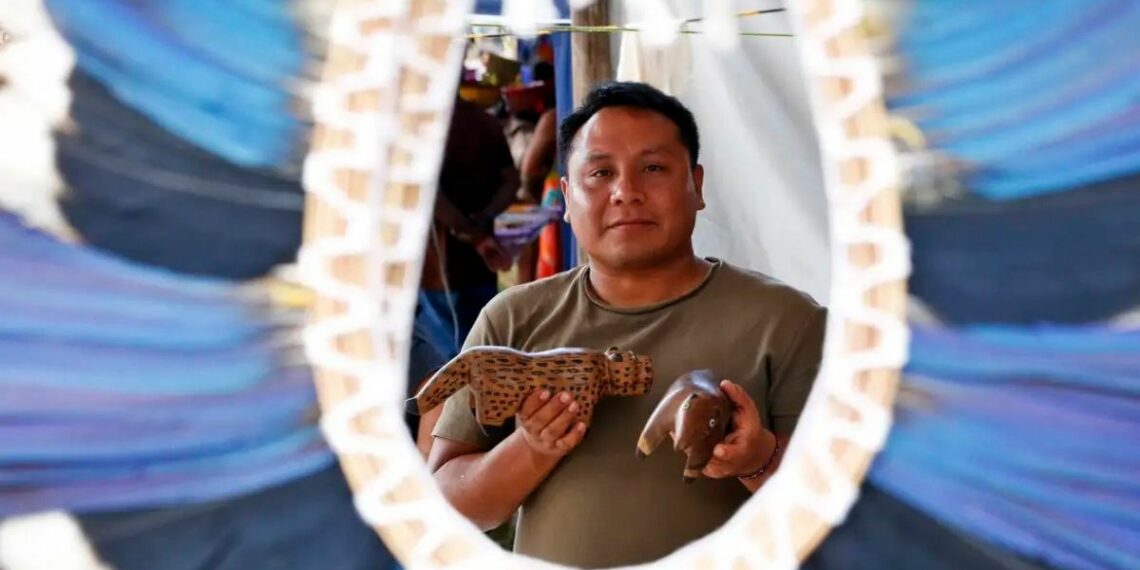 Artesãos indígenas denunciam a redução de aves em seus territórios, o que impacta a produção de cocares tradicionais. O alerta foi feito durante o Acampamento Terra Livre, em Brasília.