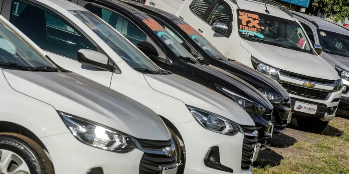 Emplacamentos de veículos no Brasil crescem 16,09% no primeiro trimestre de 2026, com destaque para motos e forte desempenho em março.