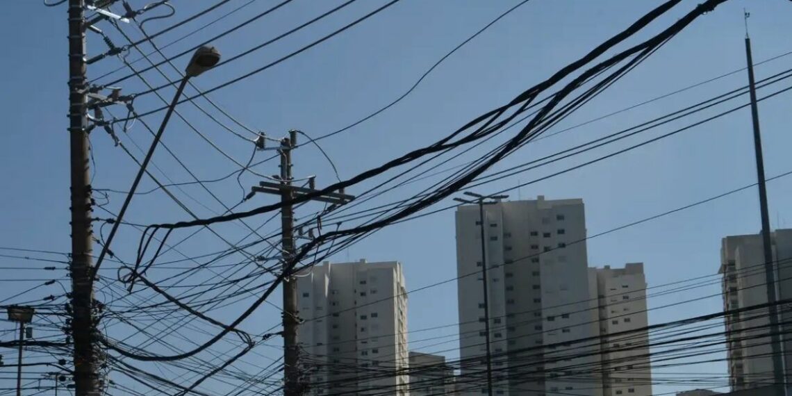 Lei sancionada no Rio de Janeiro determina a interdição de ferros-velhos flagrados com cobre de origem ilícita, visando combater furtos e reduzir prejuízos a concessionárias.