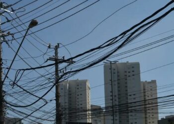 Lei sancionada no Rio de Janeiro determina a interdição de ferros-velhos flagrados com cobre de origem ilícita, visando combater furtos e reduzir prejuízos a concessionárias.