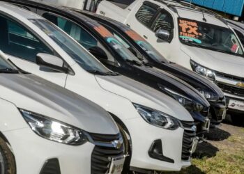 Emplacamentos de veículos no Brasil crescem 16,09% no primeiro trimestre de 2026, com destaque para motos e forte desempenho em março.