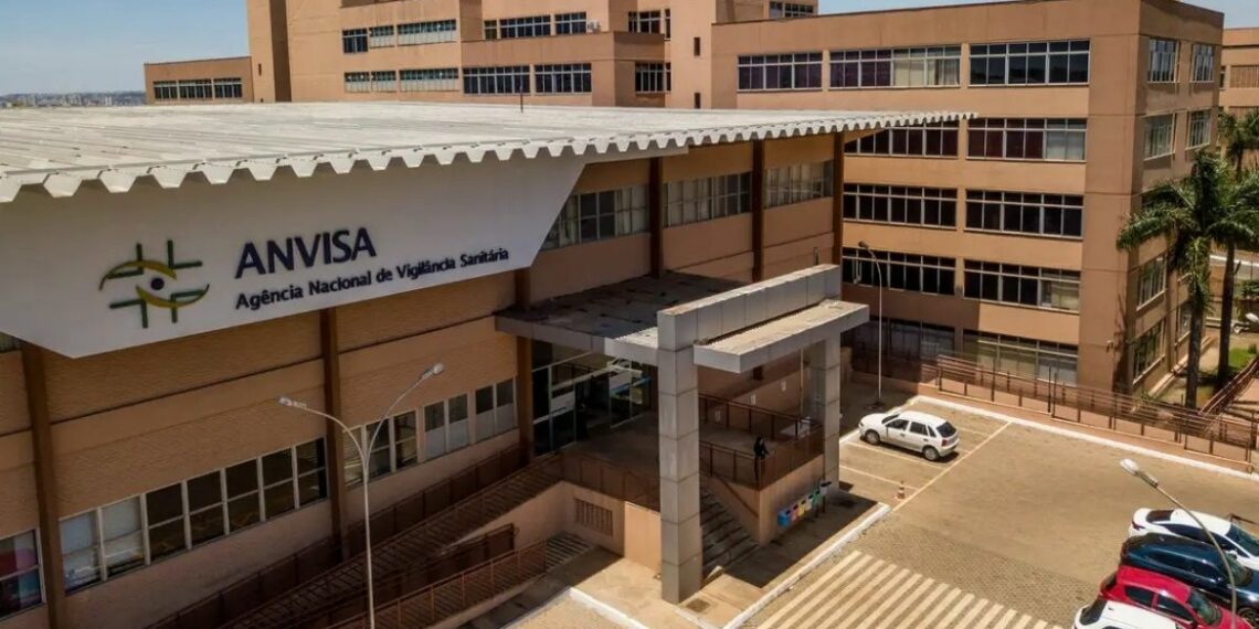 Anvisa discute novas normas para canetas emagrecedoras, incluindo controle de qualidade e importação. Medidas visam conter mercado ilegal e proteger a saúde pública.