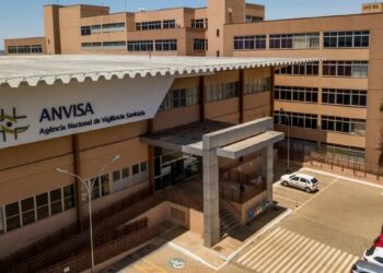 Anvisa discute novas normas para canetas emagrecedoras, incluindo controle de qualidade e importação. Medidas visam conter mercado ilegal e proteger a saúde pública.